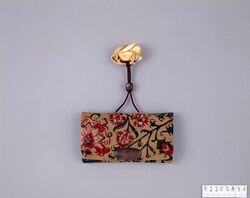 ペルシア更紗花文一つ提げたばこ入れ / Persian Sarasa Tobacco Pouch with Flower Pattern, with Netsuke image