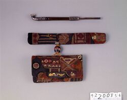 木綿縫つぶし唐子文腰差したばこ入れ / Nuitsubushi Cotton Tobacco Pouch with Chinese Children Pattern, with Pipe Case image