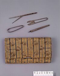 鶴丸縞織化粧具入 はさみ金物 毛抜き はさみ 千枚通 / Cosmetic Box Made of Striped Woven Cloth with Crane and Circle Design, Scissors, Tweezers, Scissors, Icepick image