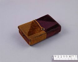 三角つなぎ文ビロード鏡入 南天文手鏡 / Velvet Mirror Case with Linked-Triangle Design, Hand Mirror with Nandina Design image