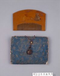 藍地花文裂櫛袋 山高形釣狐図蒔絵櫛 / Comb Case Made with Floral Design Indigo Remnants, Comb with a Picture of Yamadakagata Tsurigitsune in Maki-e image