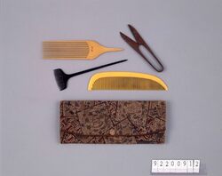 柄入色紙重ね文染結髪具入 はさみ 毛筋立 柘植毛筋立 柘植櫛 / Hair Styling Tool Box with Layered Color Paper with its own Design, Scissors, Kesujitate (Narrow Comb with a Long Pointed Handle), Kesujitate (Narrow Comb with a Long Pointed Handle) Made with Tsuge Wood, Comb Made with Tsuge Wood image