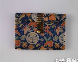 金襴三葉葵福寿定文紙入 / Wallet Made with Gold Brocade with a Family Crest of Mitsubaaoi and Fukuju image