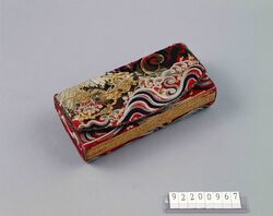 赤羅紗登り龍文刺繍箱迫 / Red Woolen Cloth Hakoseko (Lady’s Bag for Small Items) with Rearing Dragon Embroidery image