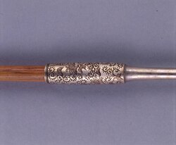 雲に鳳凰錦煙管筒並びに煙管 / Pipe Case with Cloud and Colorful Brocade of Phoenix Pattern and Pipe image