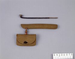 浅黄変り織腰差したばこ入れ並びに煙管 / Tobacco Pouch Made of Pale Yellow Textile Woven with a Twist, with Pipe Case image