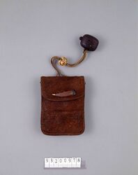 印度革一つ提げたばこ入れ / Indian Leather Tobacco Pouch, with Netsuke image