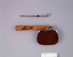 革製ガマ口型腰差したばこ入れ並びに煙管 / Leather Tobacco Pouch with a Metal Snap and Pipe, with Pipe Case image
