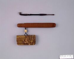 変り織腰差したばこ入れ並びに煙管  / Tobacco Pouch and Pipe Made of Textile Woven with a Twist, with Pipe Case image