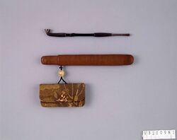 変り織腰差したばこ入れ並びに煙管 / Tobacco Pouch and Pipe Made of Textile Woven with a Twist, with Pipe Case image