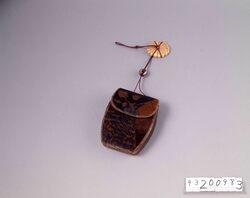 変り革合せ一つ提げたばこ入れ / Tobacco Pouch Made with Combined Leathers with a Twist, with Netsuke image