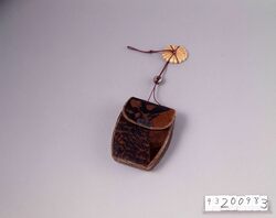 変り革合せ一つ提げたばこ入れ / Tobacco Pouch Made with Combined Leathers with a Twist, with Netsuke image