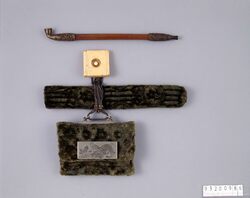 金華山織提げたばこ入れ並びに煙管 / Kinkazan-ori Textile Tobacco Pouch and Pipe, with Netsuke and Pipe Case image