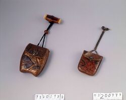 金唐革一つ提げたばこ入れ / Gilded Leather Tobacco Pouch, with Netsuke image