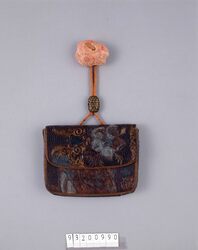 金唐革一つ提げたばこ入れ / Gilded Leather Tobacco Pouch, with Netsuke image