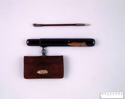 燻べ皮腰差したばこ入れ並びに煙管 / Smoked Leather Tobacco Pouch and Pipe, with Pipe Case image