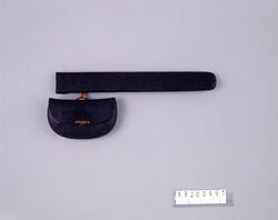 黒漆塗革腰差したばこ入れ / Black Lacquered Leather Tobacco Pouch, with Pipe Case image