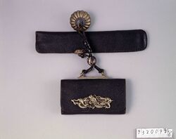 皺革提げたばこ入れ / Wrinkle Effect Leather Tobacco Pouch, with Netsuke and Pipe Case image