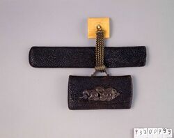 皺革提げたばこ入れ / Wrinkle Effect Leather Tobacco Pouch, with Netsuke and Pipe Case image