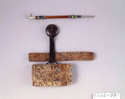 彩革提げたばこ入れ並びに煙管 / Colored Leather Tobacco Pouch, with Netsuke and Pipe Case, Sagara Embroidery Pipe Case and Shippo (Cloisonｎe） Pipe image