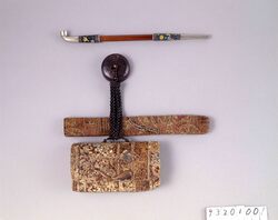 彩革提げたばこ入れ並びに煙管 / Colored Leather Tobacco Pouch, with Netsuke and Pipe Case, Sagara Embroidery Pipe Case and Shippo (Cloisonne) Pipe image