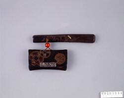 錢文縫いつぶし腰差したばこ入れ / Tobacco Pouch with Nuitsubushi Coin Pattern, with Pipe Case image