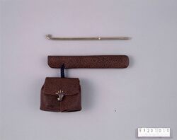茶漆塗印伝仕立紙製腰差したばこ入れ並びに煙管 / Inden Finished Paper Tobacco Pouch Covered with Brown Lacquer and Pipe, with Pipe Case image