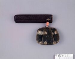 菖蒲革ガマ口型腰差したばこ入れ / Iris Leather Tobacco Pouch with a Metal Snap, with Pipe Case image