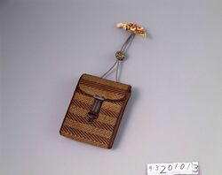 籐製色違い編一つ提げたばこ入れ / Rattan Multi-Color Wickerwork Tobacco Pouch, with Netsuke image