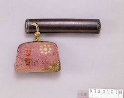 縫いつぶし九曜文ガマ口型腰差したばこ入れ / Tobacco Pouch with a Metal Snap with Nuitsubushi Kuyo Pattern, with Pipe Case image