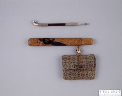 縫いつぶし腰差したばこ入れ並びに煙管 / Nuitsubushi Tobacco Pouch and Pipe, with Pipe Case image