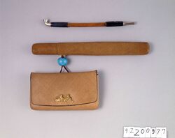 パナマ製腰差したばこ入れ並びに煙管 / Panamanian Tobacco Pouch and Pipe, with Pipe Case image