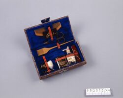 金襴織携帯用化粧具入 櫛 はさみ 毛筋立 紅板 紅筆 刷毛 香水びん 白粉入 / Portable Gold Brocade Cosmetic Case, Comb, Scissors, Kesujitate (Comb for Parting Hair), Beniita (Lip Rouge Case), Lip Brush, Brush, Perfume Bottle, Face Powder Case image