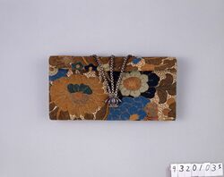 相良縫花文紙入 冊子型扇面団扇文化粧刷毛 冊子型扇面団扇文紅板 巻子型紅筆 / Paper Case with Sagara Embroidery Floral Design, Cosmetic Brush with Booklet-shaped Fan Design, Lip Rouge Case with Booklet-shaped Fan Design, Scroll-shaped Lip Brush image