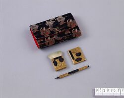 花見踊図携帯用化粧具入 / Portable Cosmetic Case with Illustration of Cherry Blossom Viewing Dance image