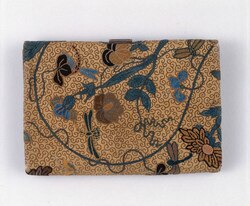相良刺繍菊図紙入 / Purse with Sagara Embroidery Design of Chrysanthemum image
