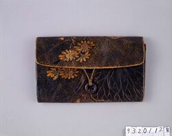 姫路革黄漆つわぶき模様紙入 / Yellow Himeji Leather Purse with Leopard Plant Design image