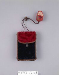 赤黒ビロード製一つ提げたばこ入れ / Red and Black Velvet Tobacco Pouch, with Netsuke image