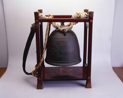 牡丹唐獅子梵字鋳出 背負陣鐘(紀州徳川家伝来) / Battle Bell Cast with Peony, Chinese Shishi Lion, and Sanskrit Character Motifs (Handed down in the Tokugawa of Kii Clan) image