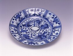 染付芙蓉手VOC字文皿 / Underglaze Blue Fuyo-de Dish with VOC Monogram