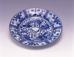 染付芙蓉手VOC字文皿 / Underglaze Blue Fuyo-de Dish with VOC Monogram