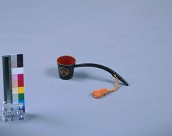 亀甲に州浜紋 蒔絵水呑馬柄杓 / Maki-e Water Ladle with Design of Suhama Crest in Tortoise Shell for Horses image