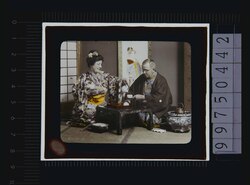 着物姿でお茶を入れる西洋人男女(幻燈原板) image