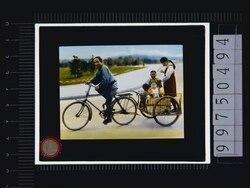横浜 荷台付自転車に乗る家族(幻燈原板) image