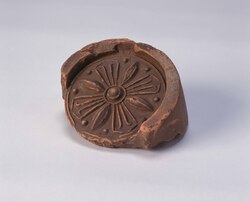 菊紋軒丸瓦(伏見城松ノ丸出土) / Round Eave-end Tile with Chrysanthemum Crest (Excavated from Matsunomaru, Fushimi Castle) image