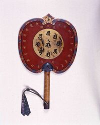 梵字日月軍配団扇(伊達家伝来) / Battle Fan with Sun and Moon and Sanskrit Character Motifs image