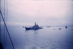 降伏文書調印のために東京湾に来た戦艦ミズーリ / USS Missouri Arriving in Tokyo Bay for the Signing of the Instrument of Surrender image