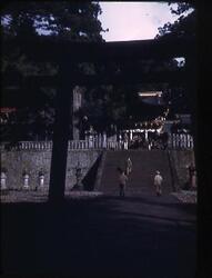 東照宮の階段を上るアメリカ兵 / American Soldiers Climbing the Stairs at Tōshōgū Shrine image