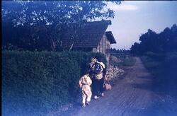 子供をつれて歩く女性 / Woman Walking with a Child image