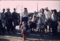 子供のしぐさに笑う人々 / People Giggling at a Child’s Gestures image
